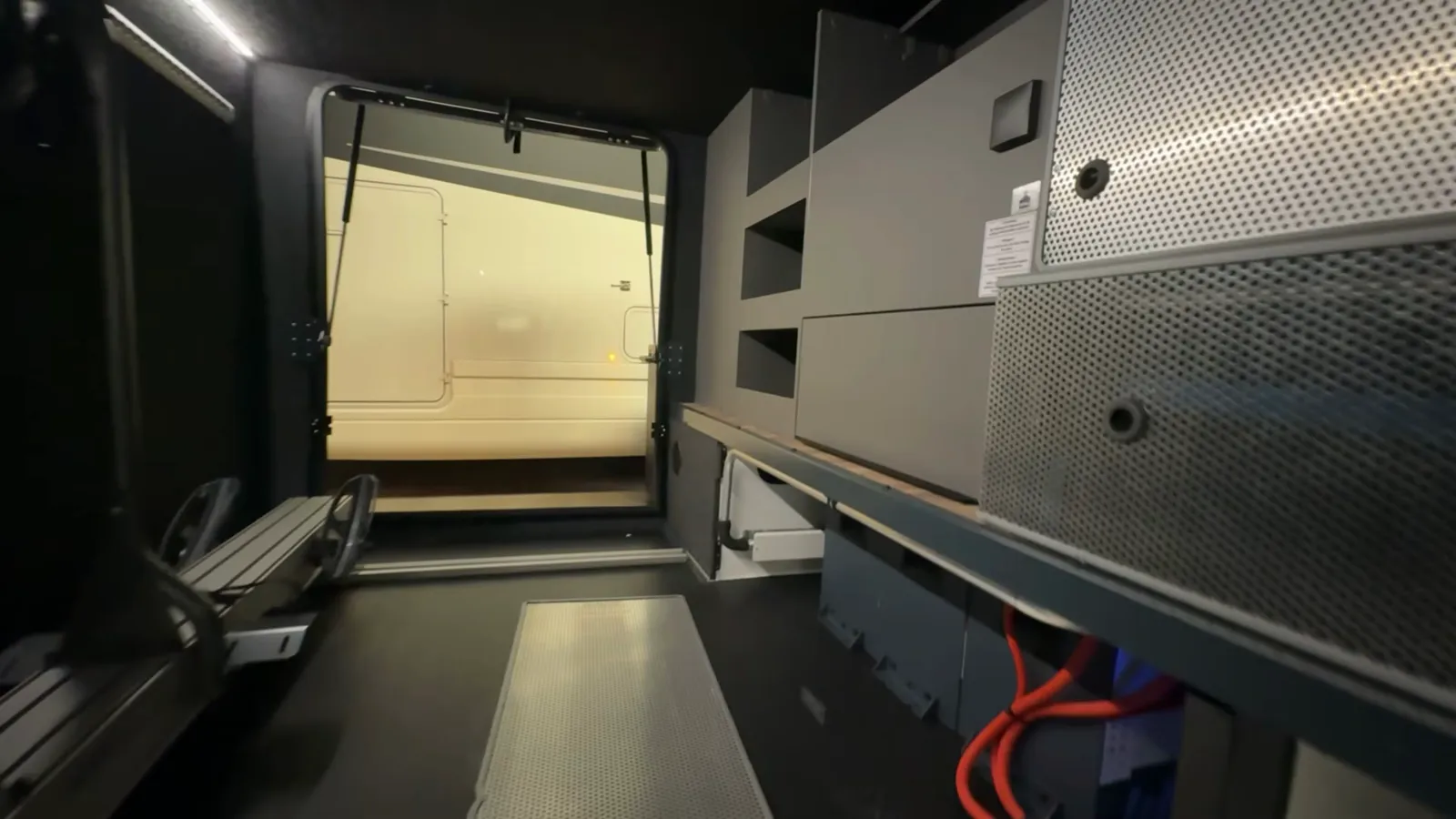 Garage des Arto 88 mit neuem Batteriefach und Staufach