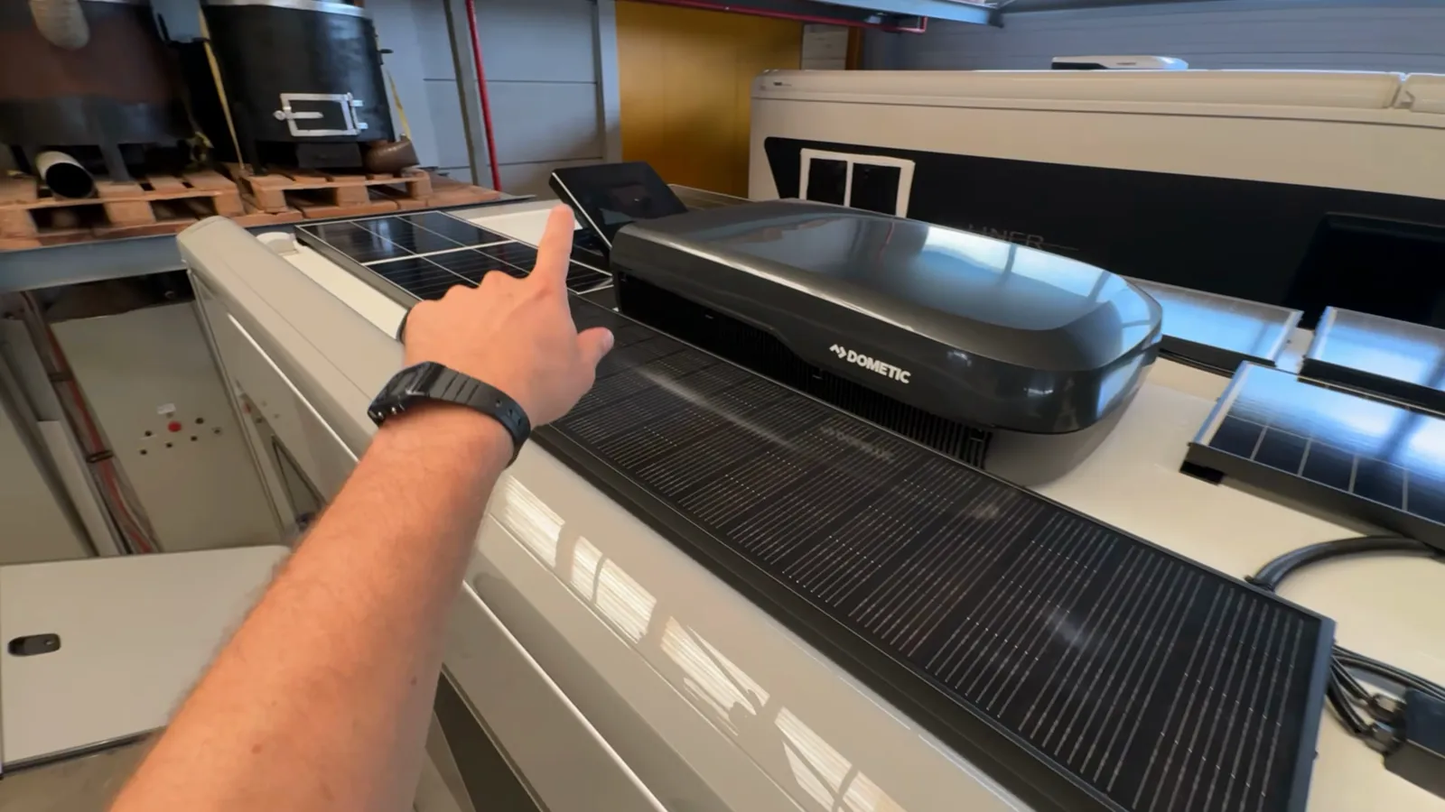 Dometic-Dachklimaanlage und Solarmodule auf dem Arto 88