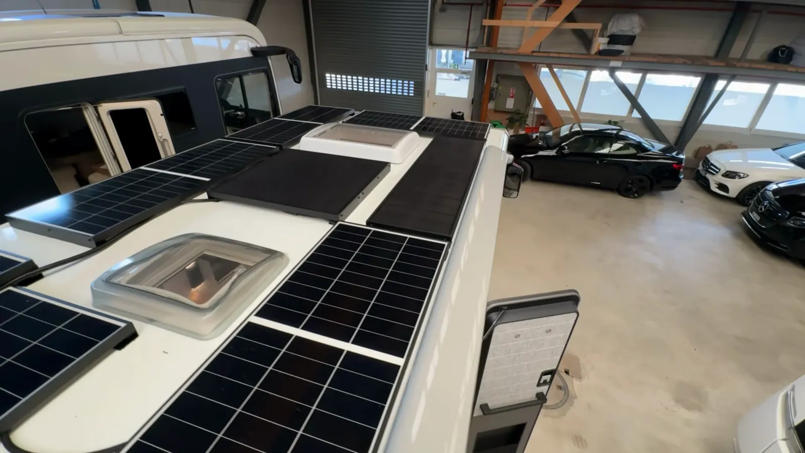 Solarmodule und Dachlüfter auf dem umgebauten Niesmann+Bischoff Arto 88