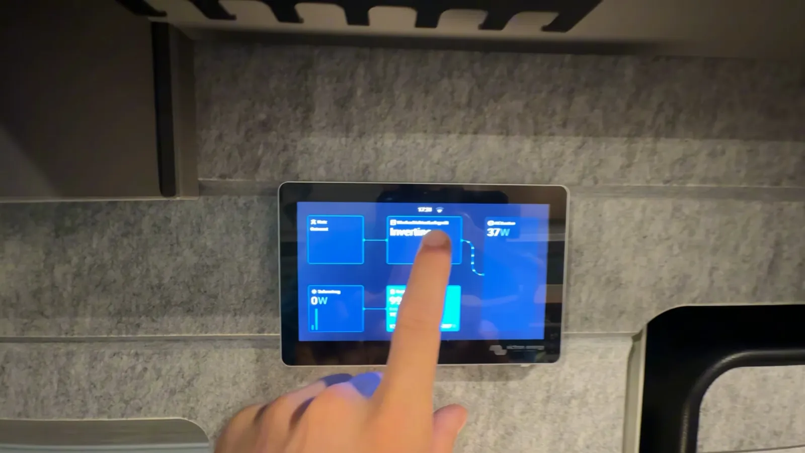 Victron-Touchdisplay zur Steuerung im Arto 88