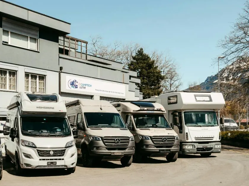Mehrere Wohnmobile vor der Werkstatt von Camptech Lüthi in Interlaken