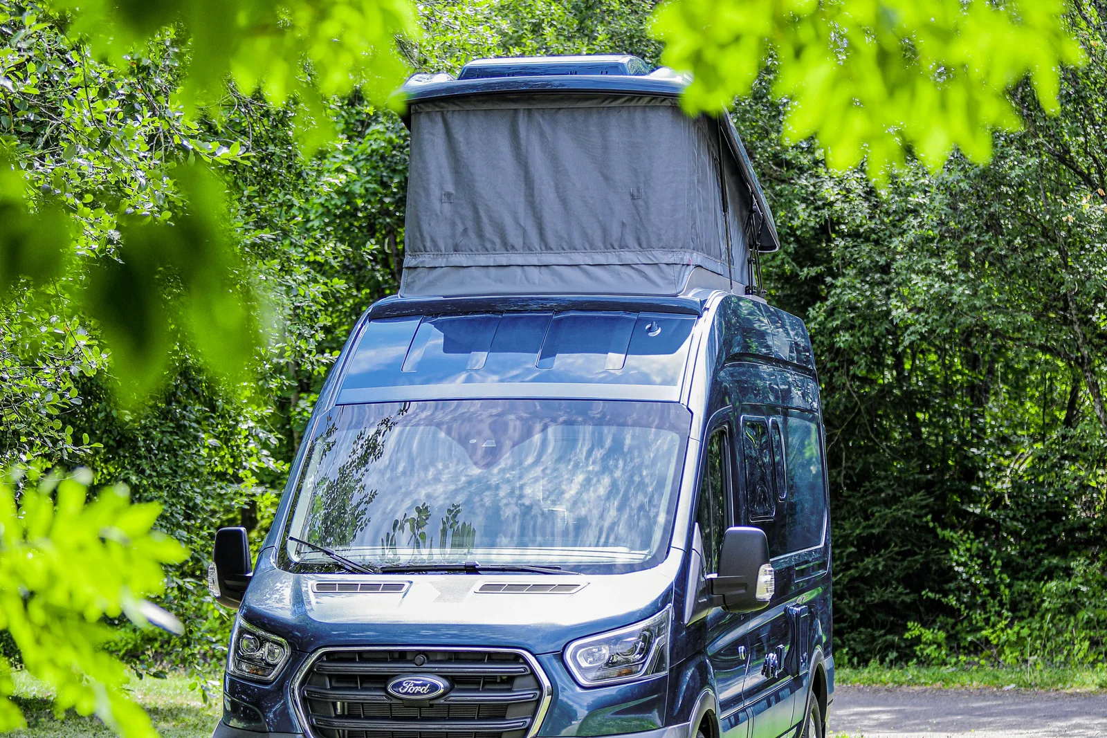 Ford Transit mit aufgestelltem SCA-Aufstelldach im Grünen