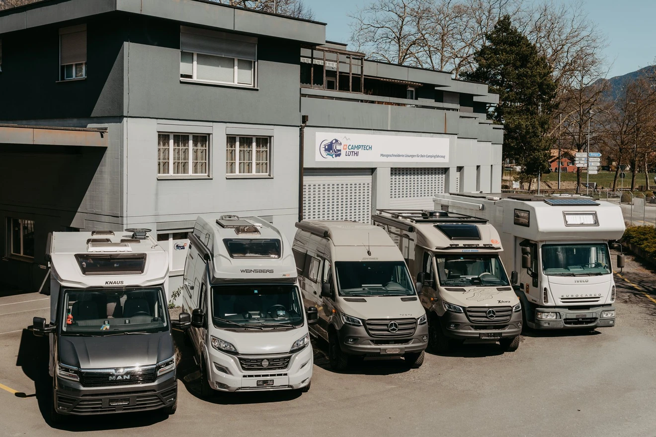 Werkstatt von Camptech Lüthi in Interlaken mit Kundenfahrzeugen