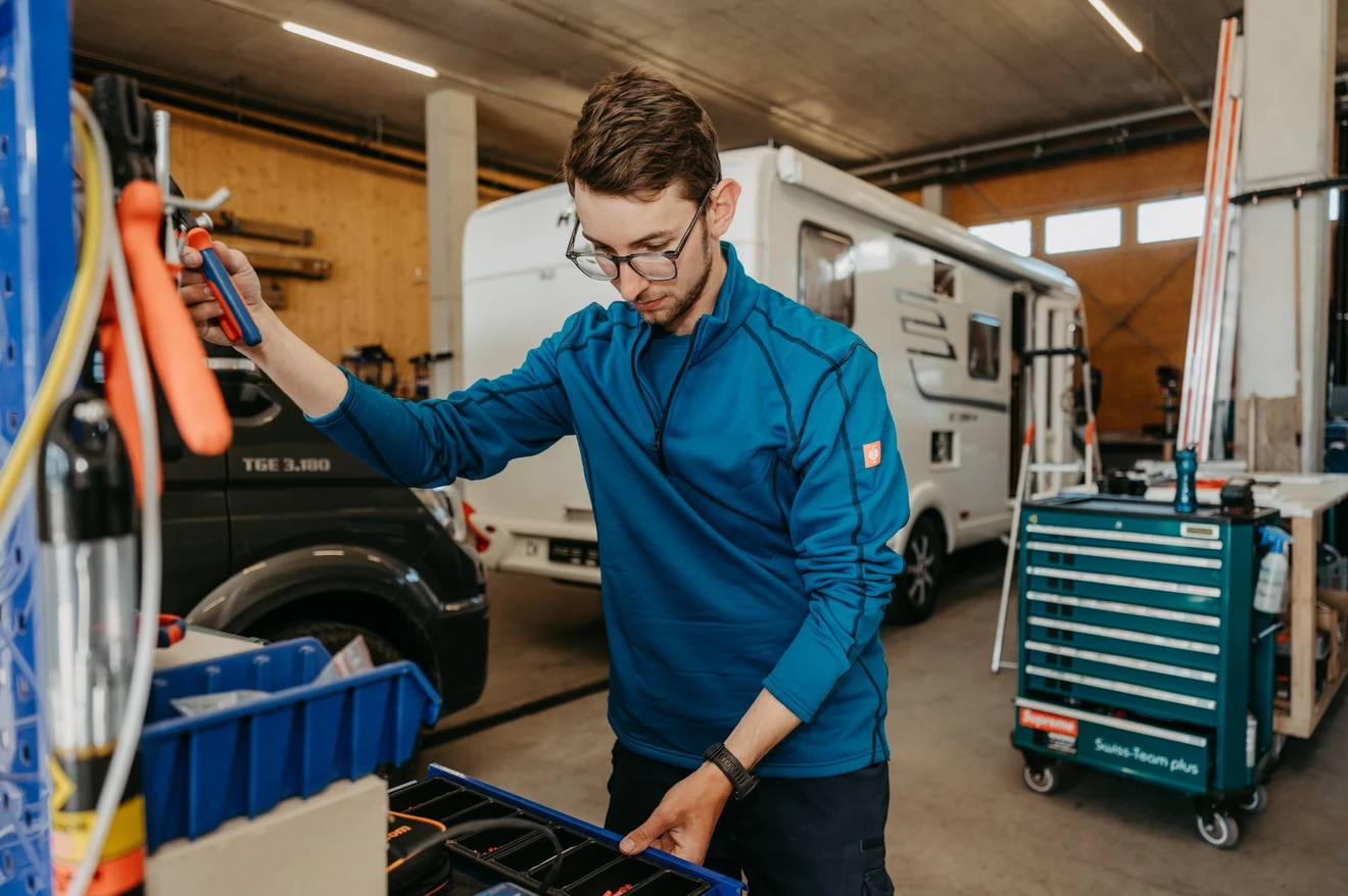 Techniker bei der Arbeit in der Werkstatt
