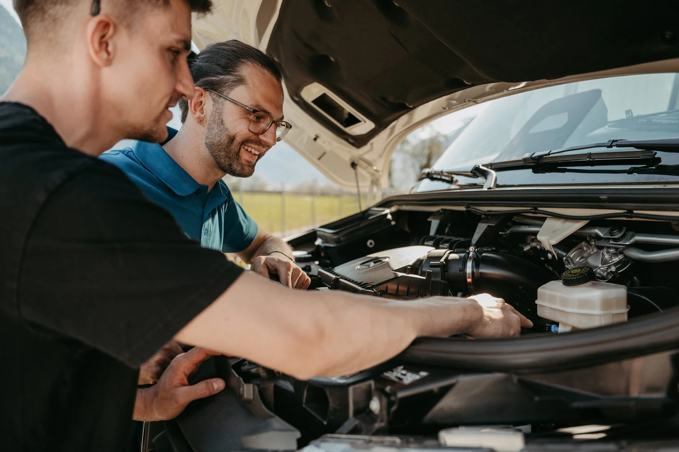 Arbeiten im Motorraum eines Campers