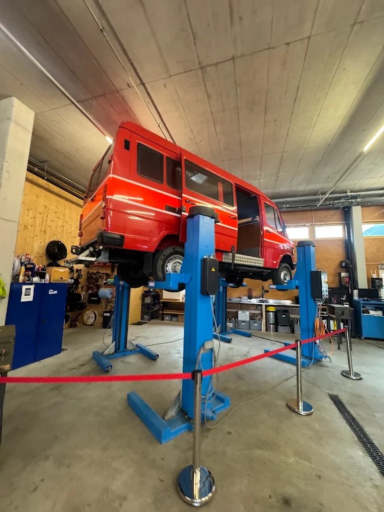 Allradfahrzeug auf der Hebebühne