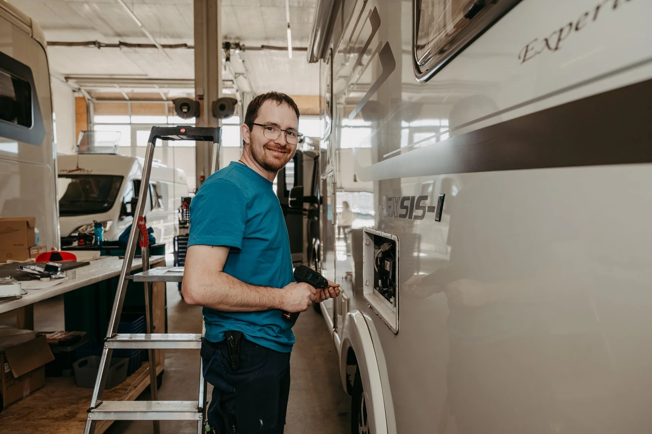 Einbau am Wohnmobil in der Werkstatthalle