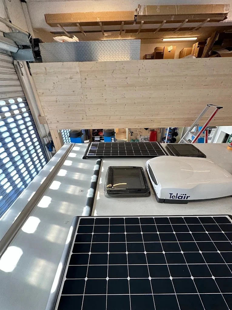 Dach mit Klimaanlage und Solarmodul