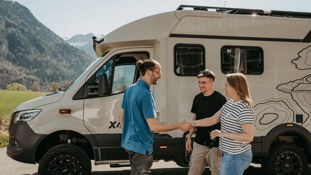 Übergabe eines umgebauten Campers vor den Bergen bei Interlaken